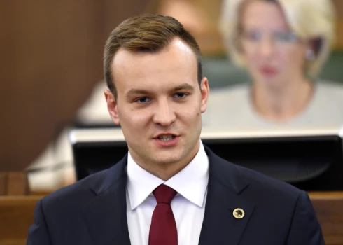 Bijušo Saeimas deputātu Znotiņu apsūdz par dūru vicināšanu kāpņutelpā