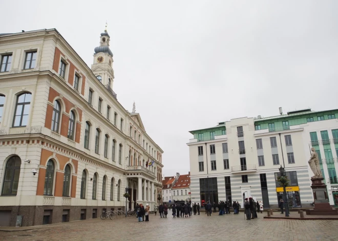 Rīgas Rātslaukumā notika Latvijas Krievu savienības (LKS) politiķes Innas Djeri rīkots protesta pasākums pret Maskavas un vēl vairāku ielu pārdēvēšanu Rīgā