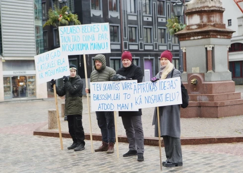 VIDEO, FOTO: Latvijas Krievu savienība piketē pret Maskavas un vēl vairāku ielu pārdēvēšanu Rīgā