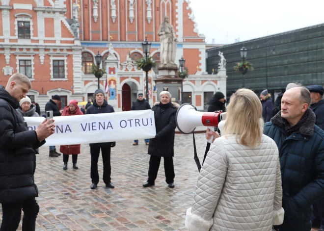 21 февраля несколько человек пришли к Рижской думе, чтобы выразить протест против переименования рижских улиц с "российскими" названиями.