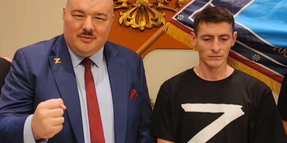 "Slava Krievijai, nāvi banderiešiem!": Austrālijā ērti iekārtojies Ukrainas armijas virspavēlnieka audžudēls plātās ar "Z" krekliņu