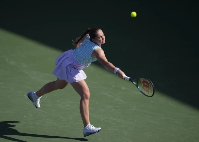 Ostapenko zaudē Dubaijas "WTA 1000" astotdaļfinālā