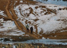 Cilvēki staigā pa kalnu, kas daļēji klāts ar sniegu, slēpošanas stacijā Gulmargā, aptuveni 55 km attālumā no Šrinagaras.