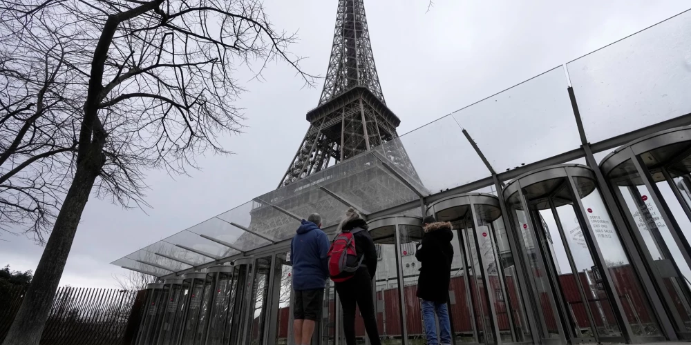 Parīzes simbols joprojām slēgts