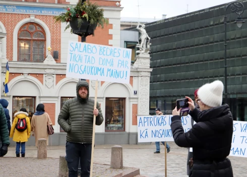 ФОТО: перед Рижской думой прошел скромный пикет против переименования "русских" улиц