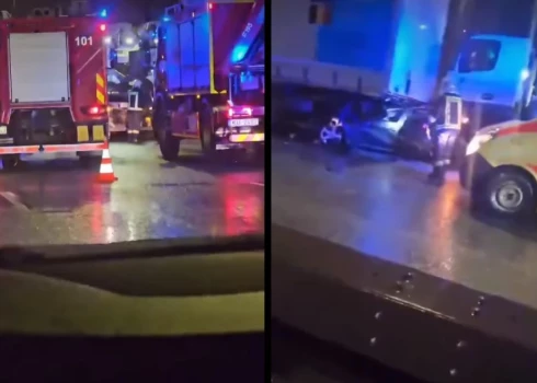 ВИДЕО: жуткая авария на Островном мосту - автомобиль раздавило грузовиками