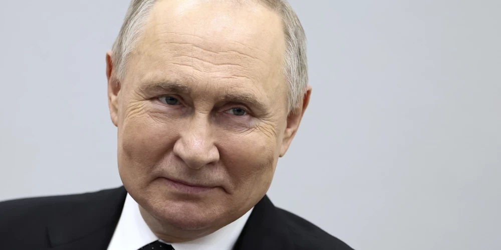Kremlis paziņo, ka Putins neapvainojas, kad viņu sauc par "trako kuces dēlu"