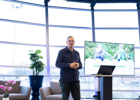 Hanss Jakobs Sunnbijs (Hans Jacob Sundby) (Norvēģija), pirmsskolu tīkla “Dibber” dibinātājs.