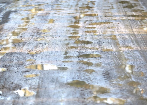 Reģionālo autobusu maršrutu pārvadātāju regulāri sūdzas par sliktajiem ceļiem.