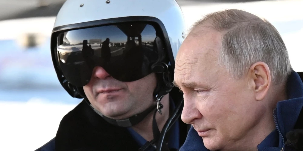VIDEO: Putins atkal iejūtas "alfa tēviņa" ādā  - šoreiz pie stratēģiskā bumbvedēja "kloķiem" 