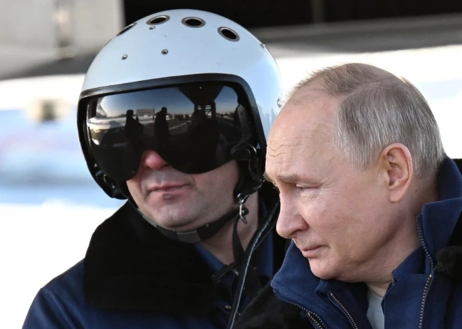 VIDEO: Putins atkal iejūtas "alfa tēviņa" ādā - šoreiz pie stratēģiskā bumbvedēja "kloķiem"