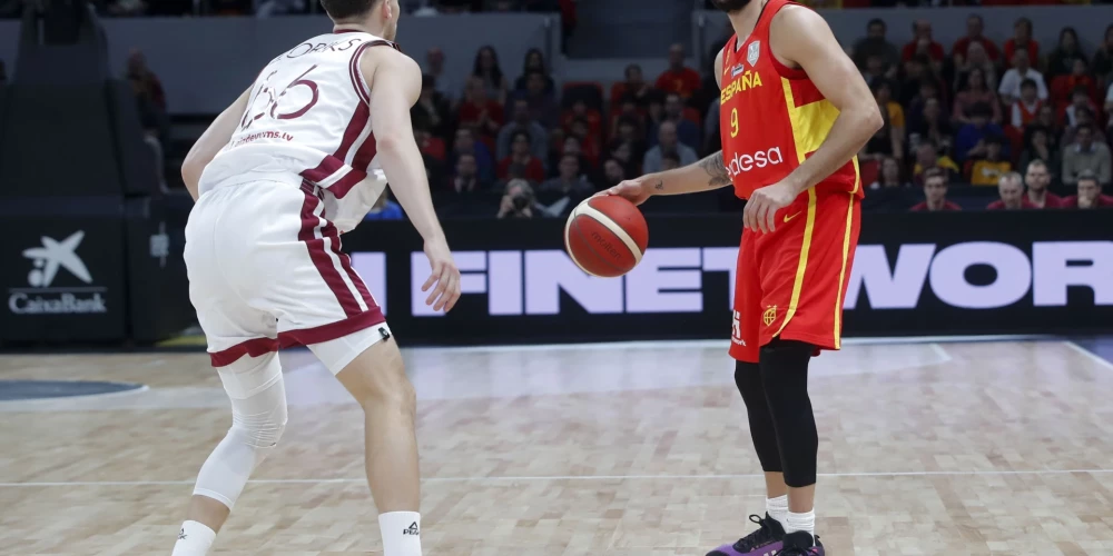 Latvijas basketbolisti pēc pirmā puslaika uzvar Spāniju