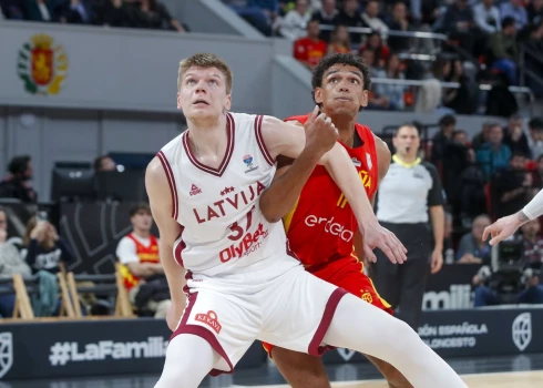 epa11173273 Spain's Sebas Saiz (R) in action against Latvia's Karlis Silins (L) during the FIBA EuroBasket 2025 Qualifiers basketball game between Spain and Latvia, in Zaragoza, Spain, 22 February 2024. EPA/Javier Cebollada
