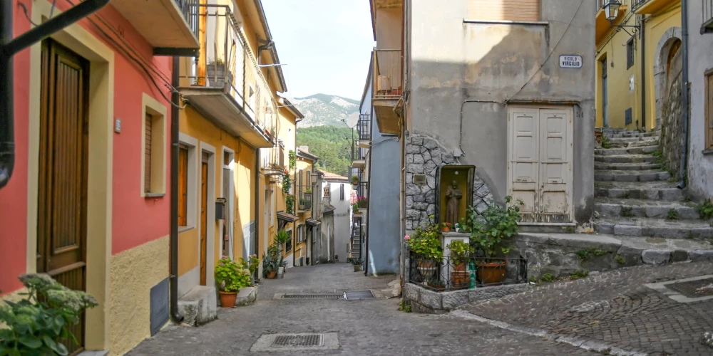 Vīrietis Itālijā nopērk lētu māju un atrod tajā "lielus pārsteigumus"