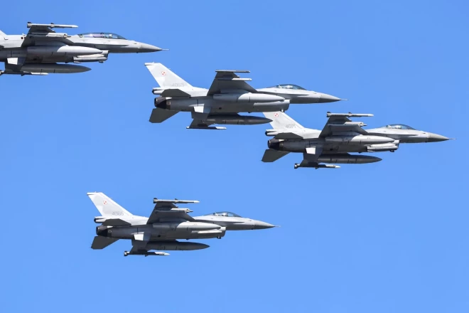 F-16 iznīcinātāji.