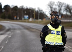 Policists gāzmaskā Zviedrijas drošības dienesta ēkas evakuācijas laikā