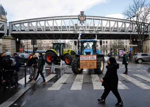 Lauksaimnieki ar traktoriem ieņem Parīzes centru