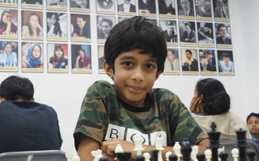 Astoņgadīgs šaha brīnumbērns kļūst par visjaunāko spēlētāju, kurš oficiālā turnīrā uzvar lielmeistaru