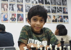 Astoņgadīgs šaha brīnumbērns kļūst par visjaunāko spēlētāju, kurš oficiālā turnīrā uzvar lielmeistaru