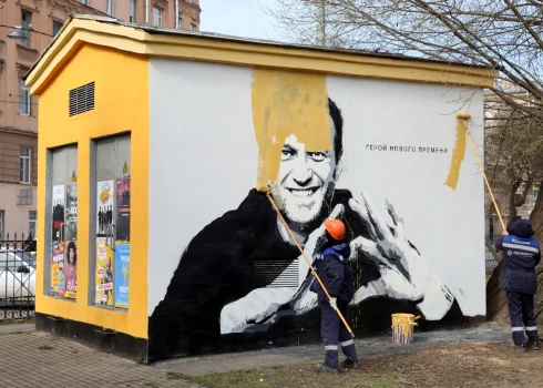 Kaut gan gadiem ilgi Krievijas varasvīri apgalvo, ka Navaļnijs neko nenozīmē — ikviens viņa publisks attēlojums tiek nekavējoties dzēsts (foto: Scanpix / AP)