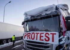 Poļu lauksaimnieki Ukrainas robežu bloķējuši kopš novembra (foto: Scanpix / AFP)