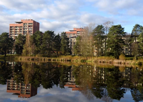 Velnezers un piekrastes mājas Juglā