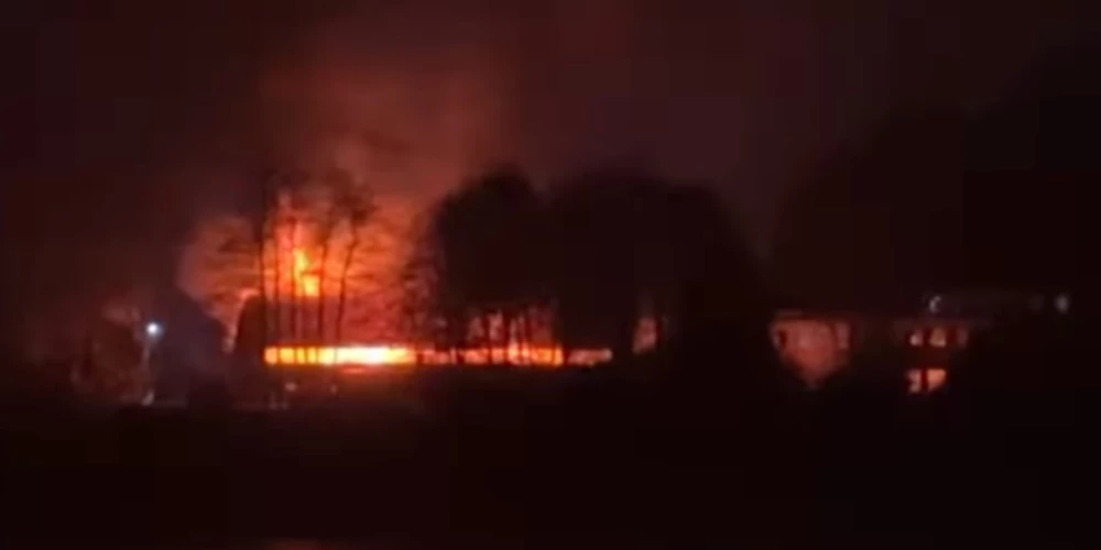 Пожар случился в одной из промышленных зон.