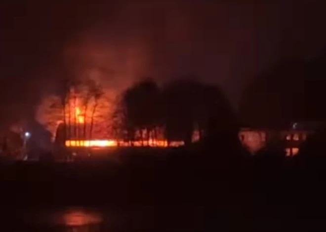 ВИДЕО: очевидцы сообщают о сильном пожаре в Вецмилгрависе - местные жители слышат взрывы