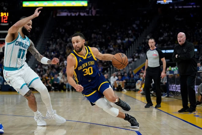 "Warriors" komandā rezultatīvākais ar 15 gūtiem punktiem bija Stefens Karijs.
