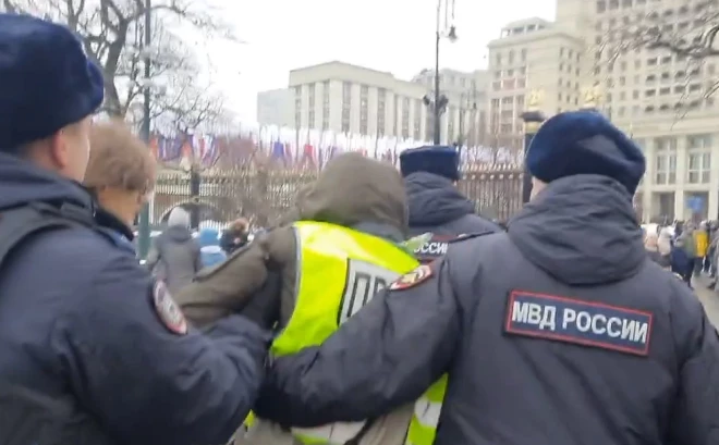 Maskavas policija sestdien aizturējusi vairākus žurnālistus.