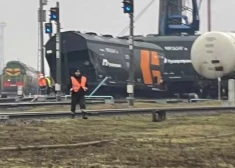 VIDEO: pie Šķirotavas stacijas no sliedēm noiet vilciens ar Krievijas graudiem