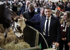 Protestējošie zemnieki ielaužas Makrona apmeklētajā Parīzes lauksaimniecības izstādē