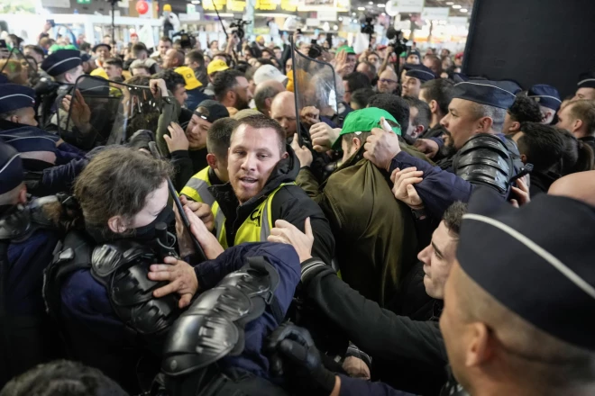 Niknie lauksaimnieki iesaistījās asumos ar policijas darbiniekiem.