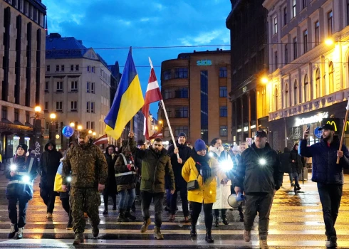 Два года войны в Украине: митинг у памятника Свободы, световое шествие, проекции и подсветки