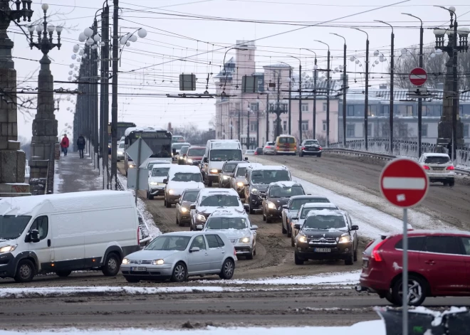 По старой памяти: грузовики продолжают въезжать в центр Риги