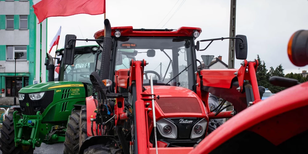Polijas lauksaimnieki turpina dumpoties - šoreiz bloķē ceļu uz Vāciju