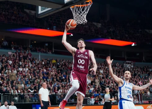 FOTO: Latvijas basketbolisti spēles izskaņā tomēr nolauž slovākus