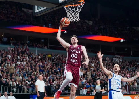 Latvijas izlases spēlētājs Rodions Kurucs (nr.00, sarkanā tērpā) 2025.gada Eiropas čempionāta kvalifikācijas spēlē basketbolā "Arēnā Rīga", kurā tiekas Latvijas un Slovākijas valstsvieības.