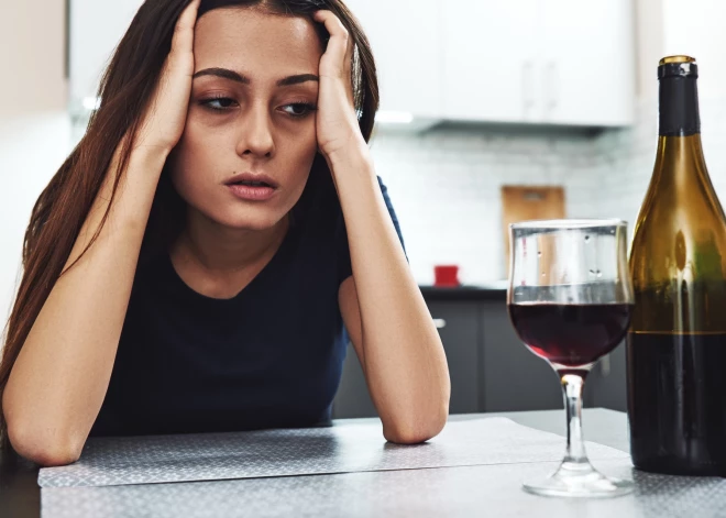 Desmit brīdinoši signāli, ka alkohols tev kļuvis par problēmu