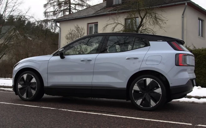 "Volvo" uzsver, ka EX30 ražošanā izmantota neierasti liels pārstrādāta alumīnija, tērauda un plastmasas īpatsvars.