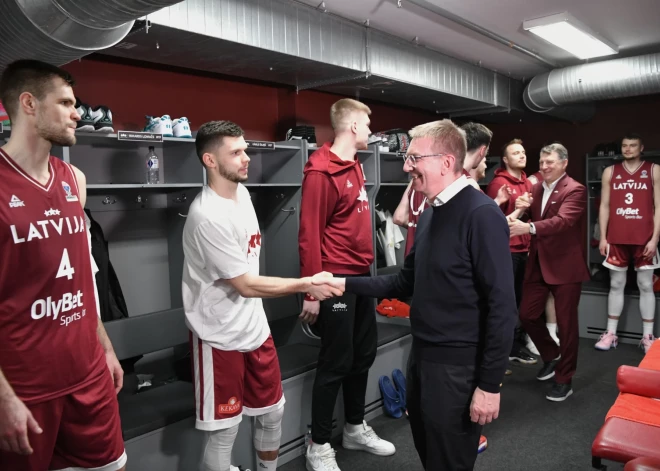 VIDEO: “Paldies, liels!” Valsts prezidents ģērbtuvē sveic pasaules karstāko basketbola komandu, kas viņam radījusi pat veselības problēmas