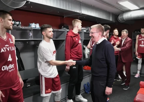ВИДЕО: президент решил лично поблагодарить латвийских баскетболистов за победу