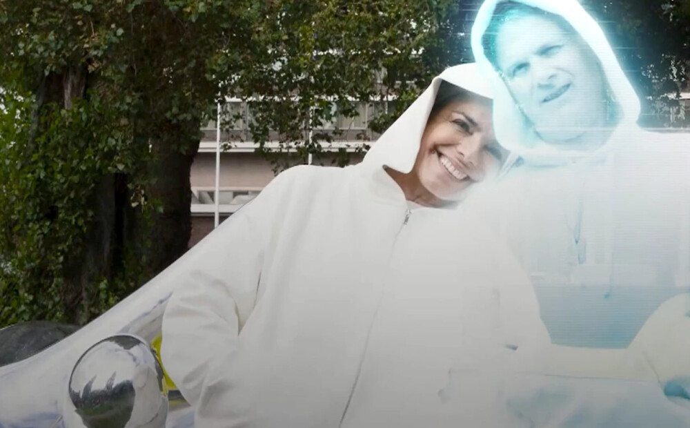 VIDEO: tik skaists, bet neparasts pāris! Sieviete grasās “iestūrēt” laulības ostā ar mākslīgā intelekta veidotu vīrieša hologrammu