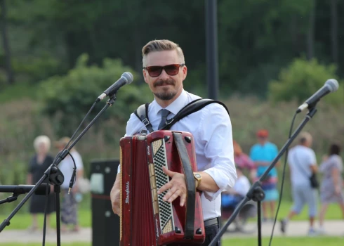 Akordeonists Artis Šimpermanis par mūziku, dzīvi un rozēm 