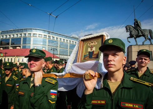 Pēc Krievijas pilna mēroga iebrukuma Ukrainā dažādās Krievijas pilsētās notiek rašistiskas demonstrācijas ar Aleksandra Ņevska vārdu uz lūpām.