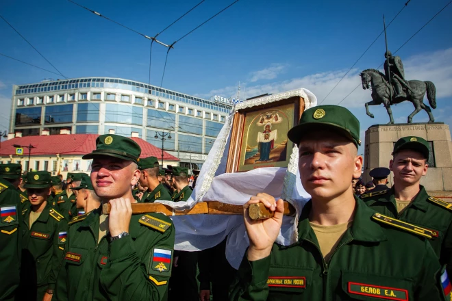 Pēc Krievijas pilna mēroga iebrukuma Ukrainā dažādās Krievijas pilsētās notiek rašistiskas demonstrācijas ar Aleksandra Ņevska vārdu uz lūpām.