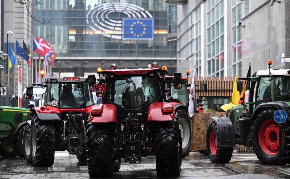 VIDEO: protesti pāraug grautiņos: fermeri Briselē konfliktē ar policiju un rīko nekārtības
