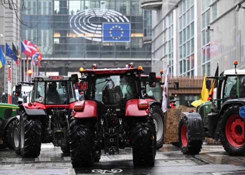 VIDEO: protesti pāraug grautiņos: fermeri Briselē konfliktē ar policiju un rīko nekārtības