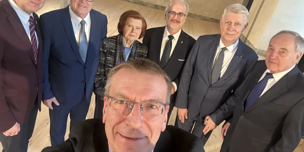 Фото дня: Ринкевич сделал селфи со всеми президентами Латвии
