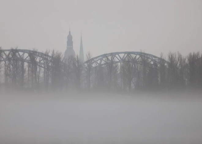 Biezā migla apgrūtina braukšanu Pierīgā un Latvijas austrumu daļā